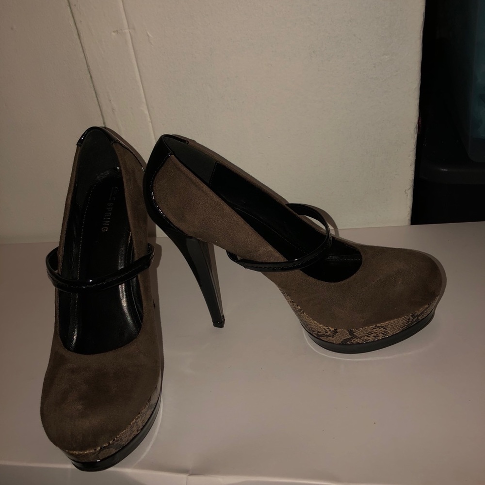 Snake print pumps